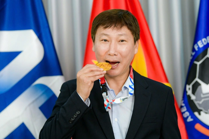 truyen-thong-han-quoc-bat-ngo-truoc-bau-vat-33-chi-danh-rieng-cho-hlv-kim-sang-sik